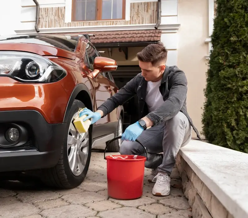 Lavage auto à domicile Théus : professionnel intervenant sur un véhicule